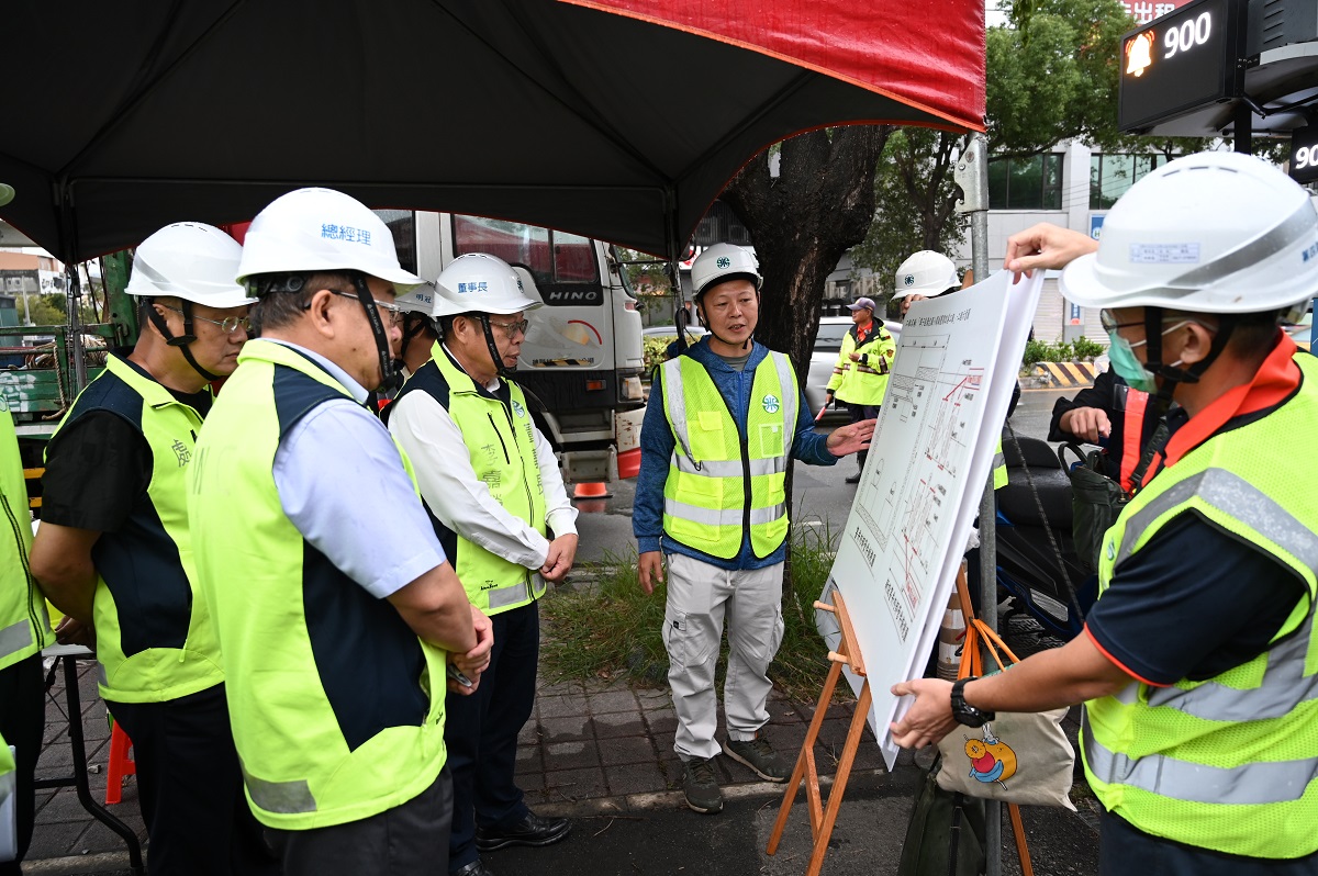 董事長及總經理聽取豐原給水廠張廠長施工簡報