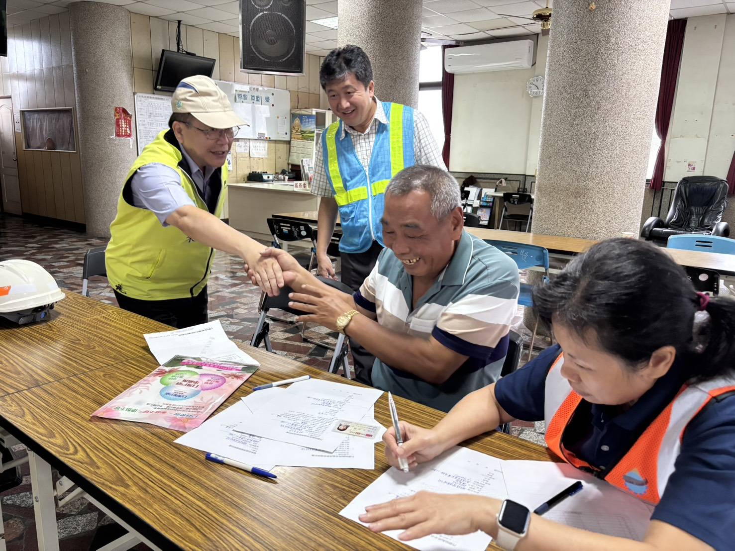 總經理見證廠商與居民簽約