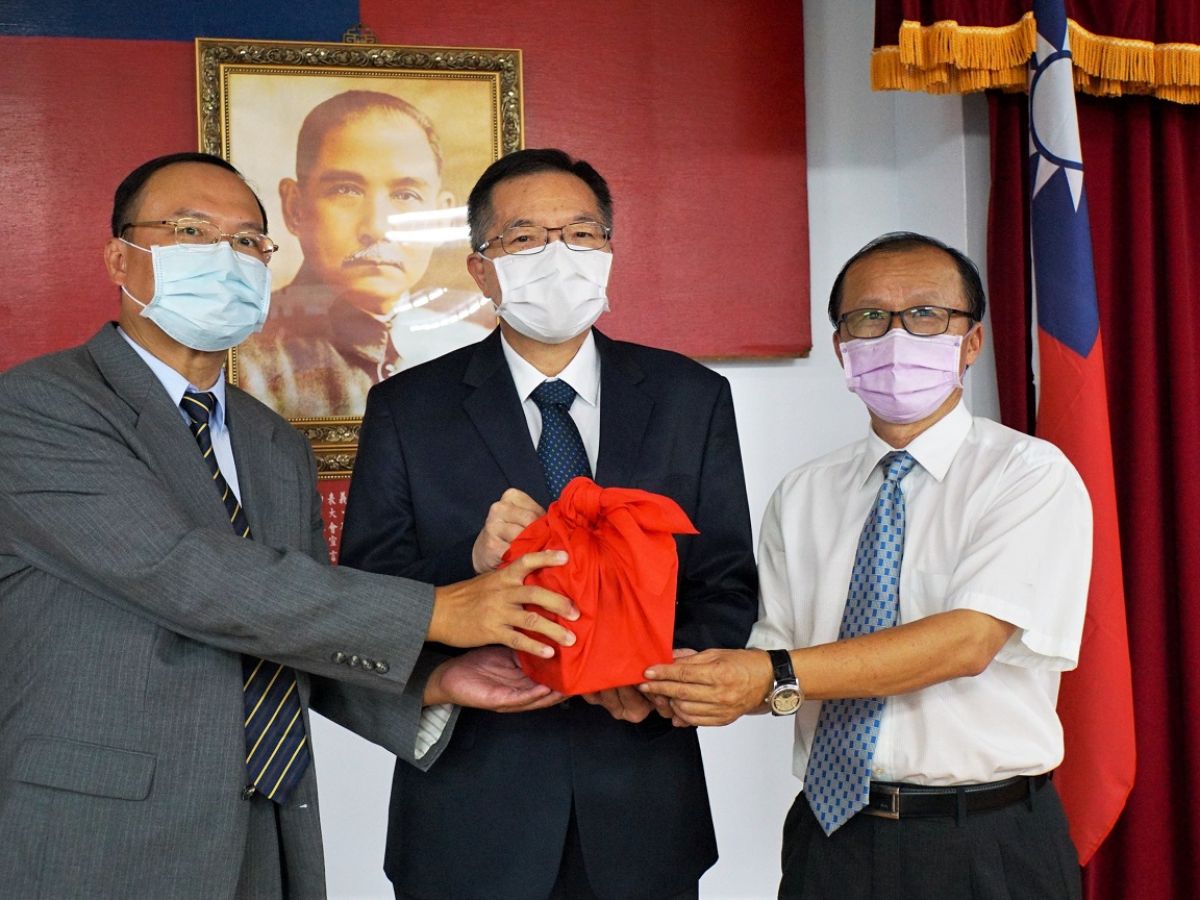 董事長(中)及新任10區處李文峯處長(右)