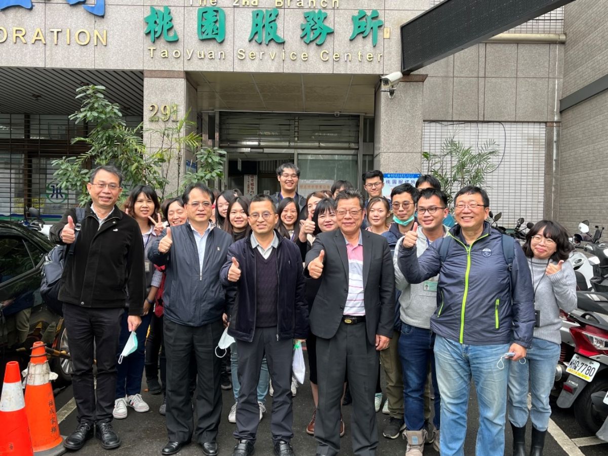 總經理與二區處桃園服務所同仁合影