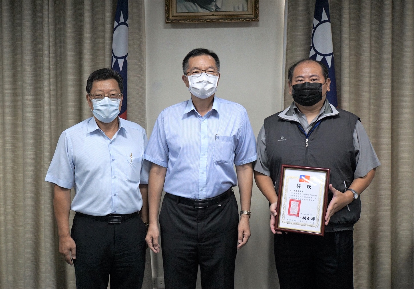 董事長(中)總經理(左)與區工程處群績優單位之南工程處楊處長(右)合影