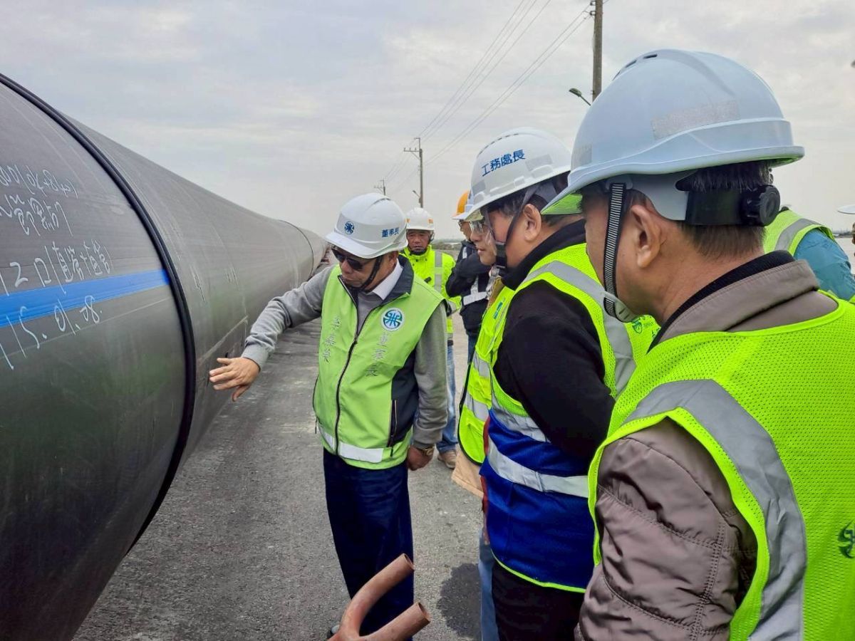 董事長勘查1600mmHDPE管施工情形