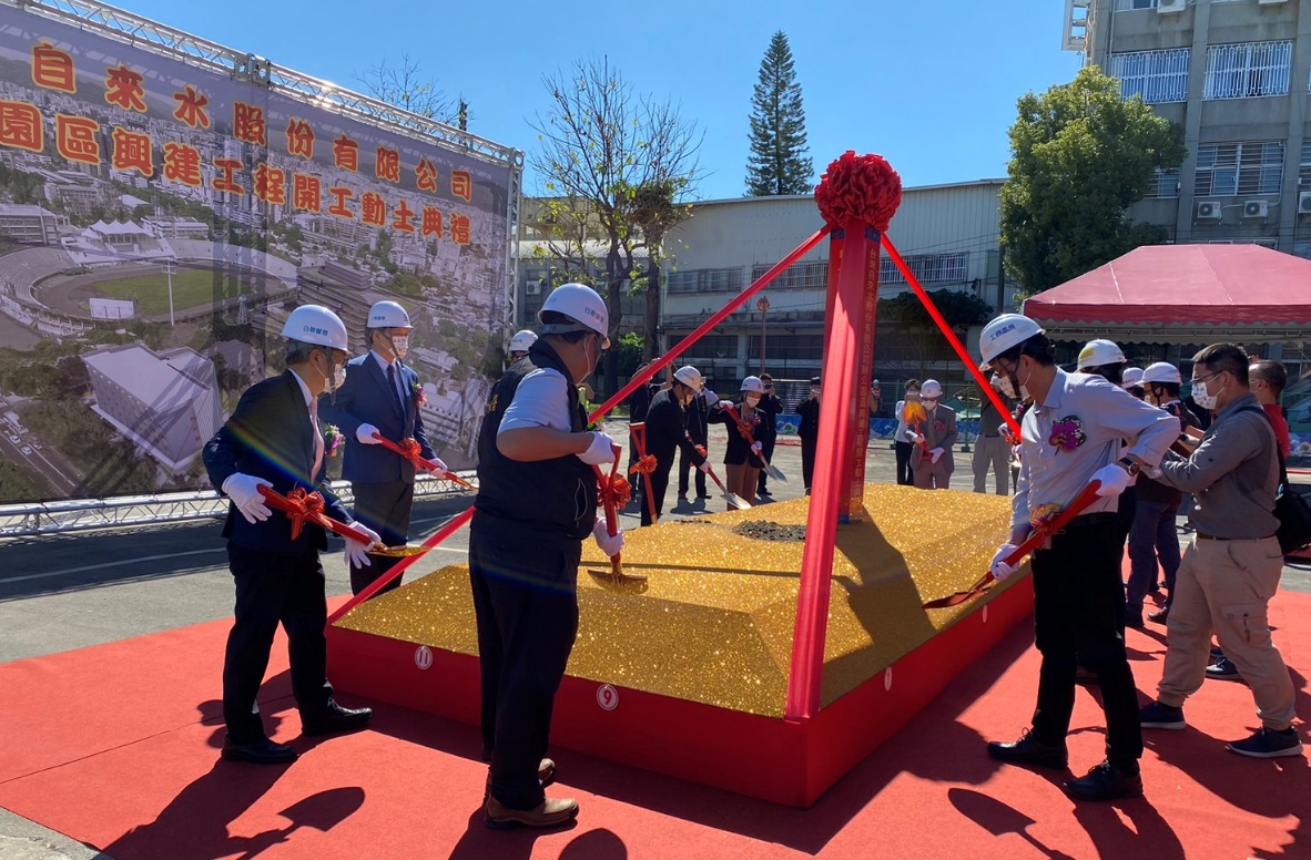 董事長、總經理及與會來賓進行開工動土典禮