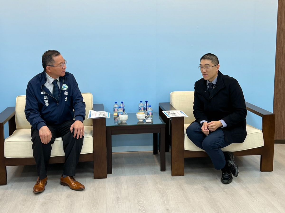 董事長與基隆市謝市長洽談自來水業務執行情形