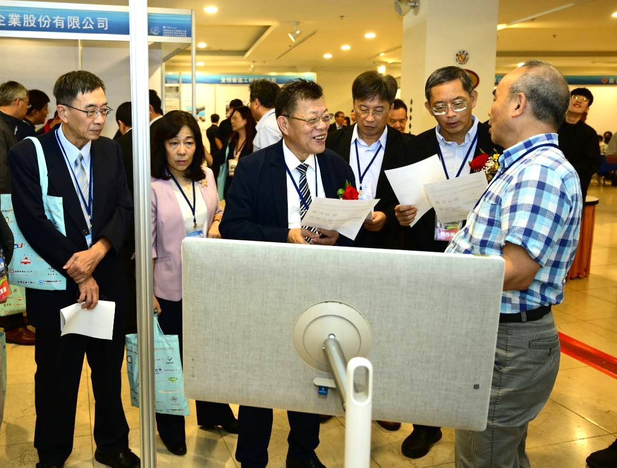董事長參訪廠商攤位展示
