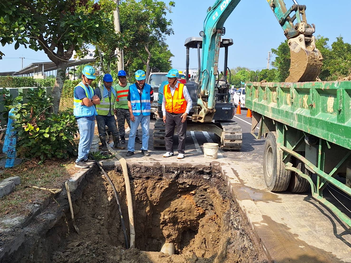 處長督導學甲區中山路與育德路口管線漏水搶修工程