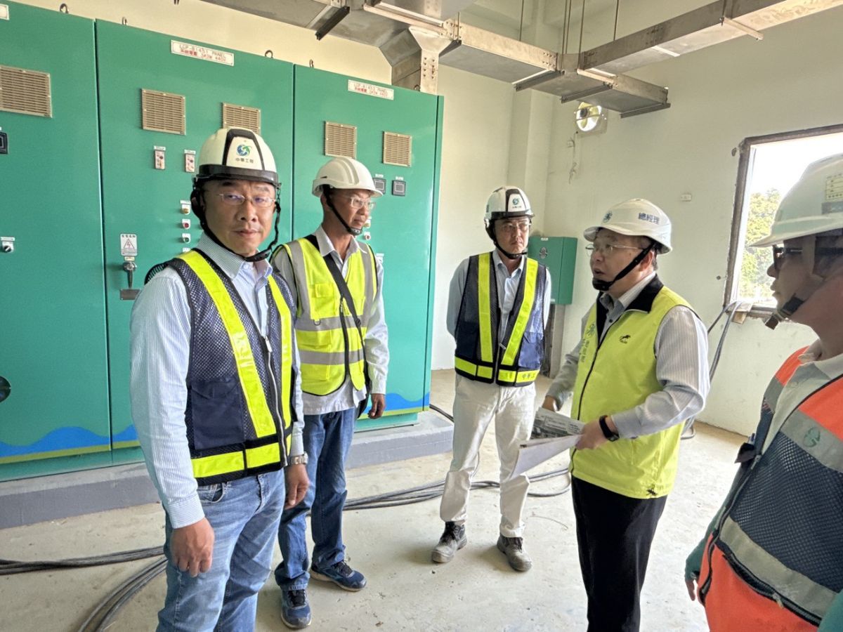 總經理視察西側快濾池配電室