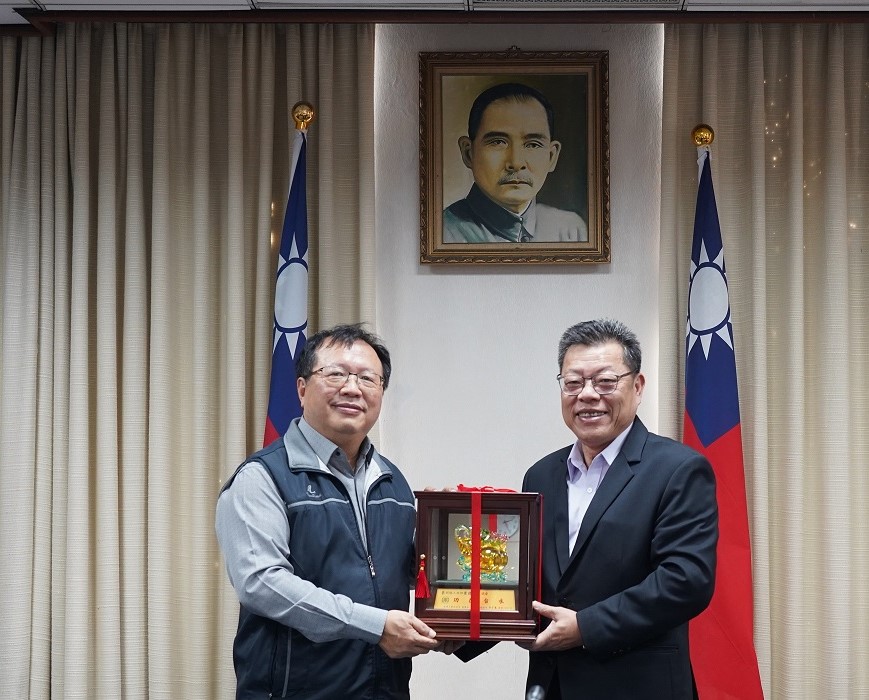 董事長頒發紀念獎牌予呂崇德副總工程師