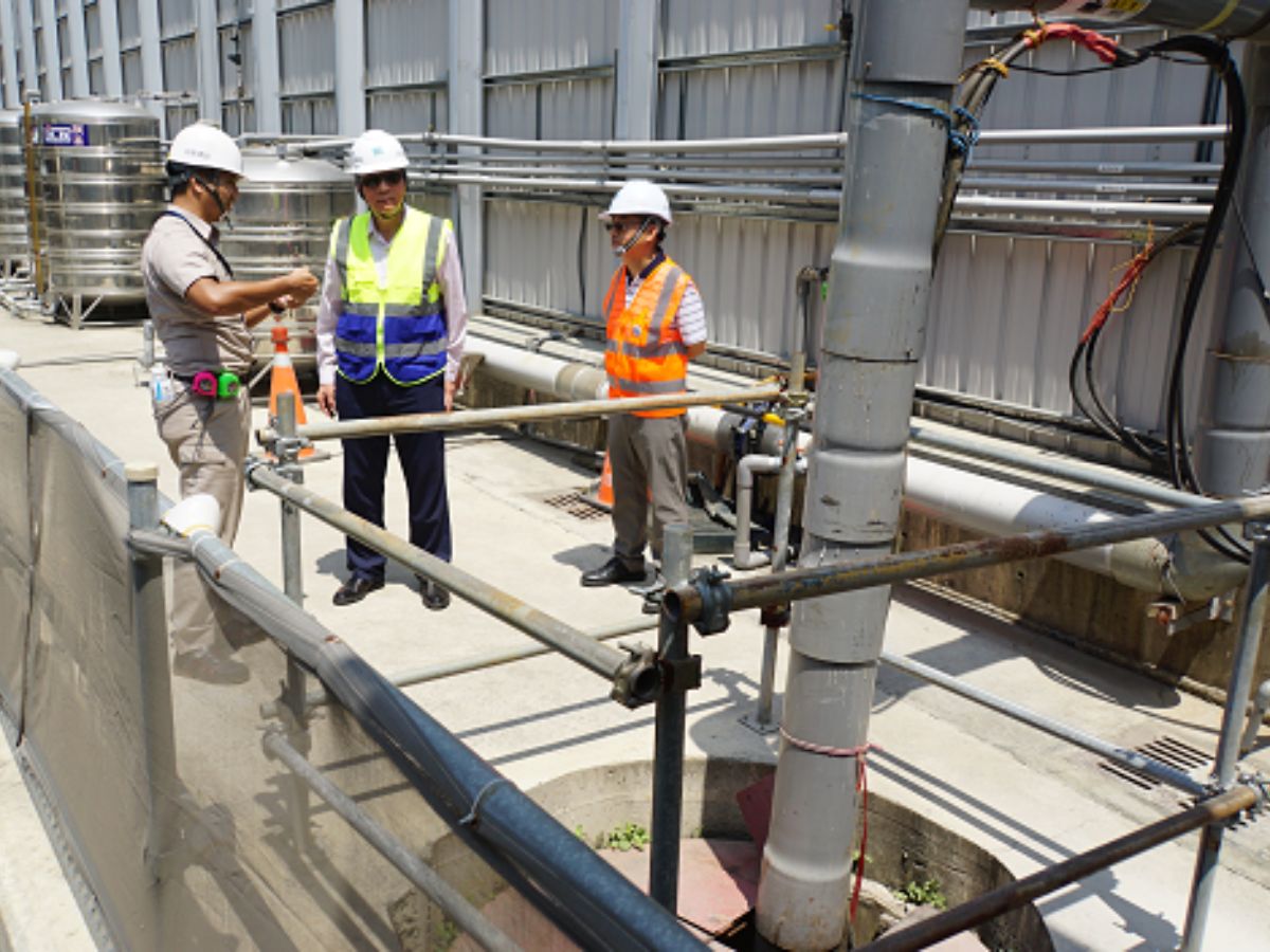 董事長(左2)至老佛爺基地視察