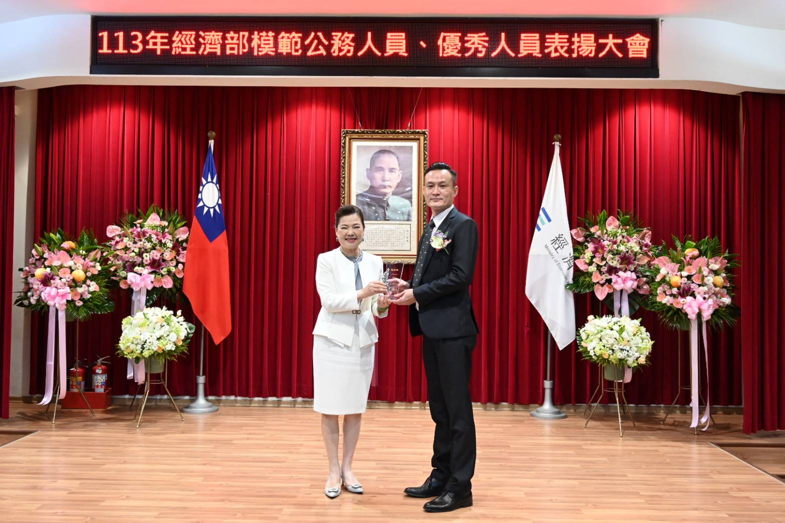 王部長頒發模範公務人員獎予第三區處竹北營運所紀添源主任