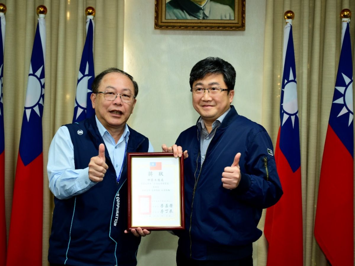 總經理頒發中工處獎狀