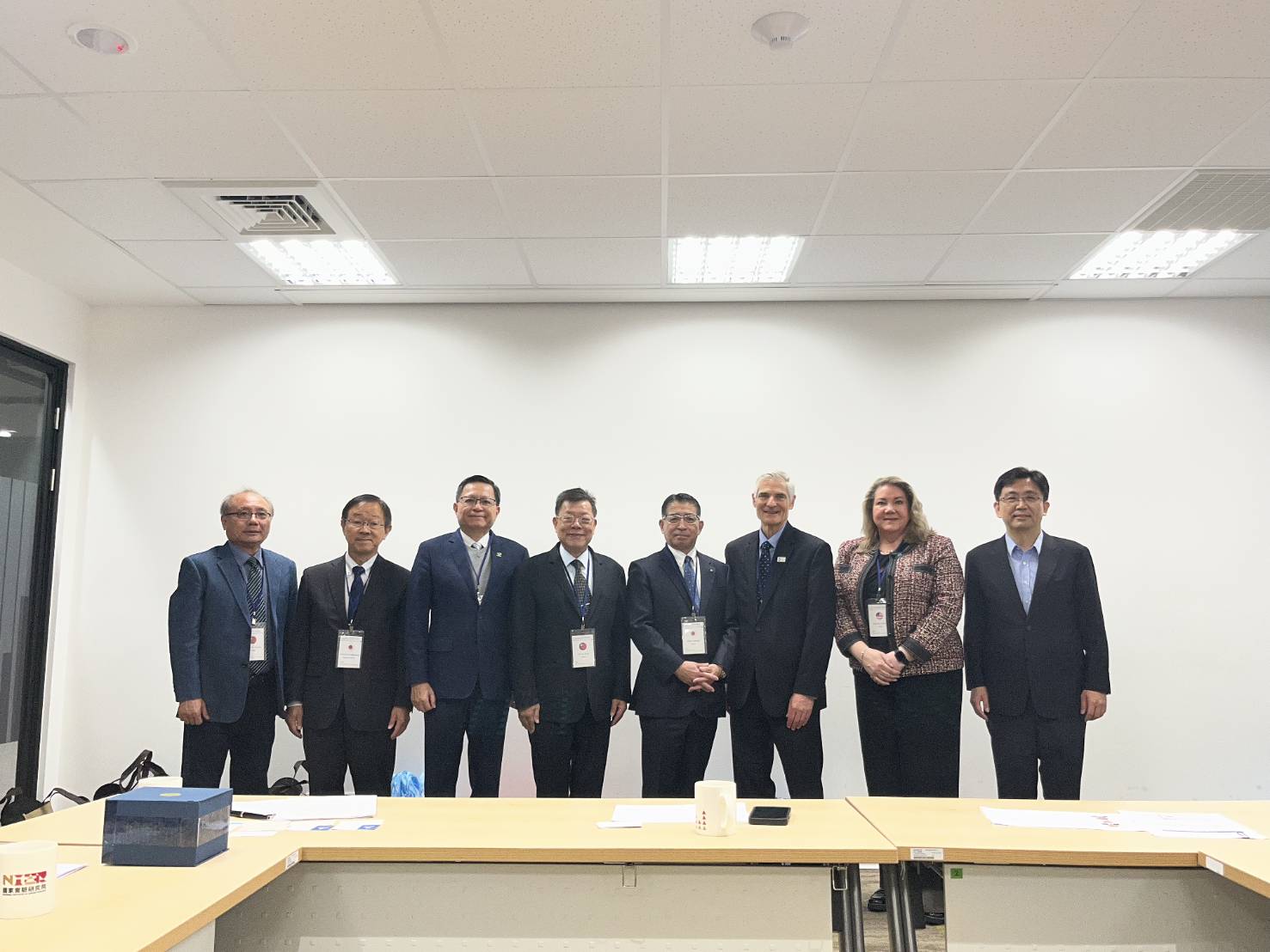 董事長與貴賓合影(由左至右水協會陳錦祥秘書長、日本professor Emeritus Kanazawa University，北水處范煥英處長，李嘉榮董事長，日本水道協會 青木秀幸社長，美國CEO WRF Mr.Peter ,美國President AWWA Mrs Collins,國震中心歐昱辰主任)