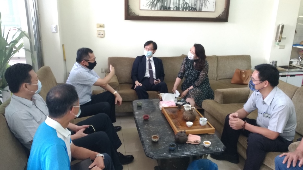 董事長(左3)拜會立法委員羅美玲(右2)