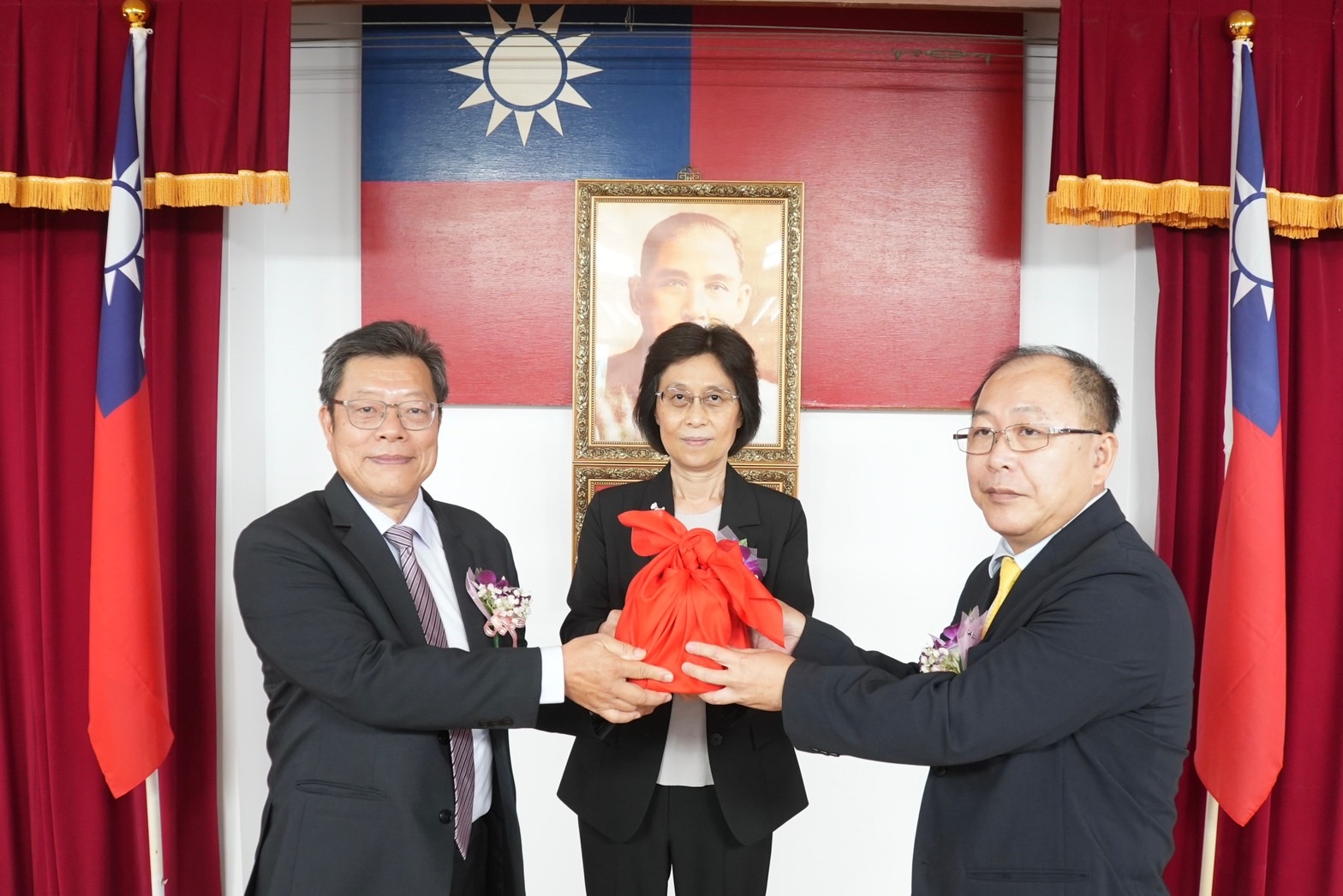 經濟部主任秘書陳怡鈴監誓卸、新任總經理交接