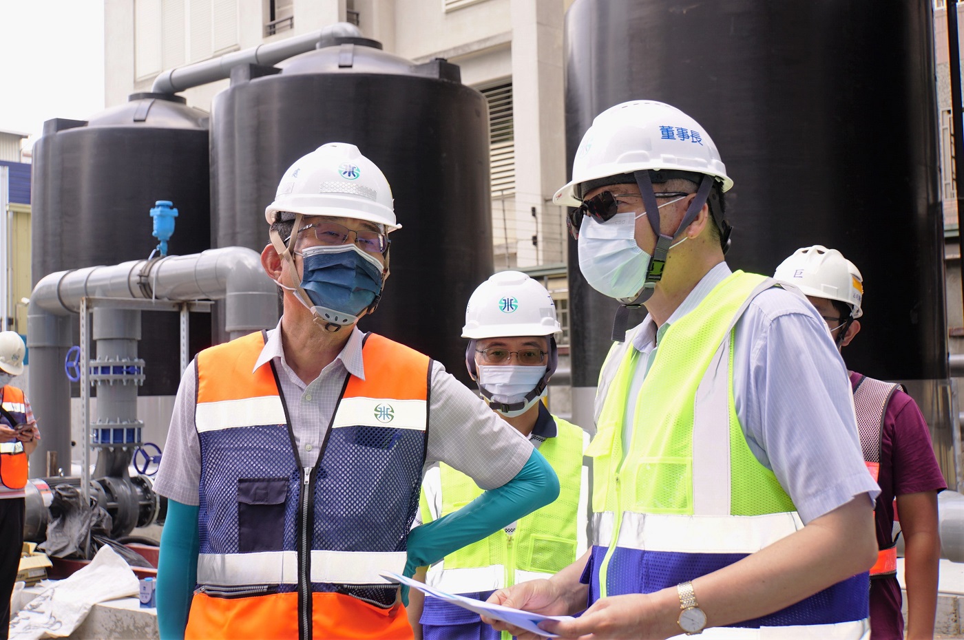 中工處王處長(左)向董事長(右)口頭報告施工進度