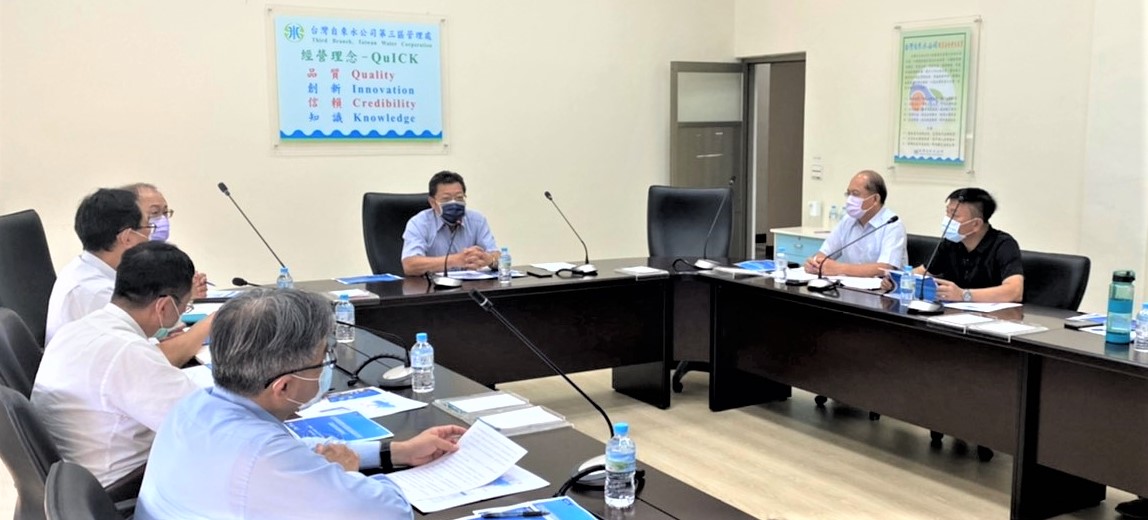 總經理(中)視察第3區管理處業務指示