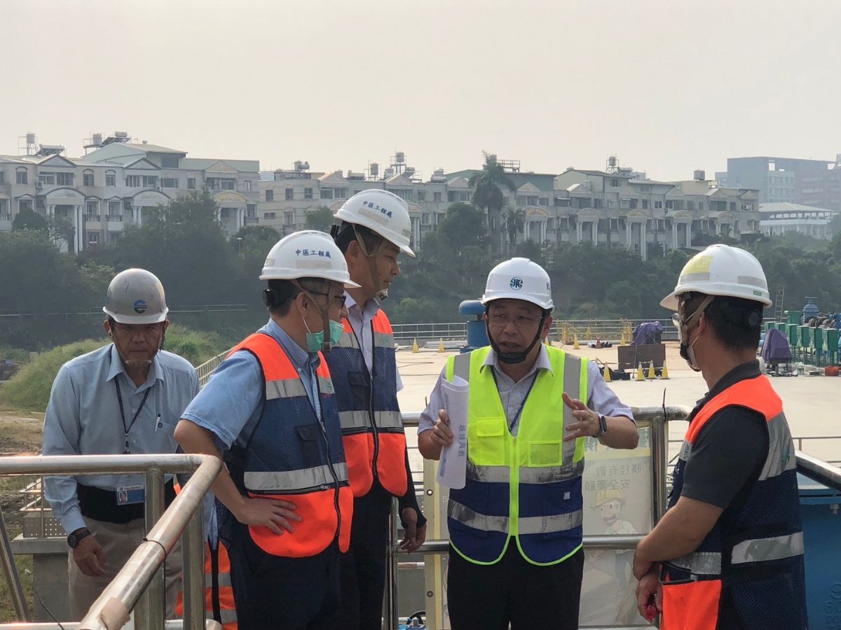 總經理與施工團隊討論各項工程施工細節與注意事項