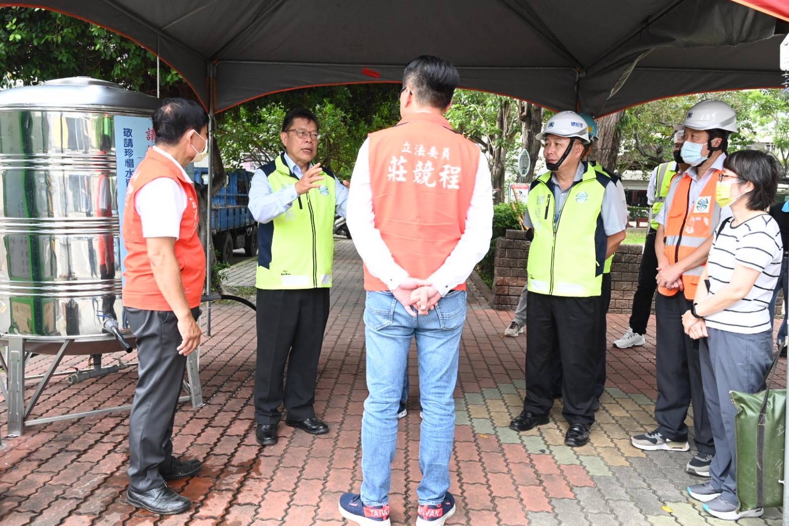 董事長及莊委員至臨時供水站現場了解取水桶設置情形並慰勉同仁辛勞