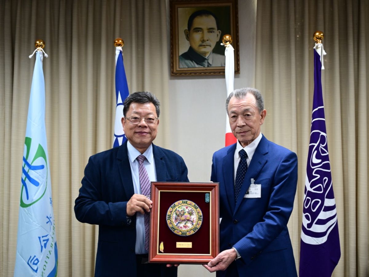 董事長致贈日本全國管工事業協同組合連合會紀念品