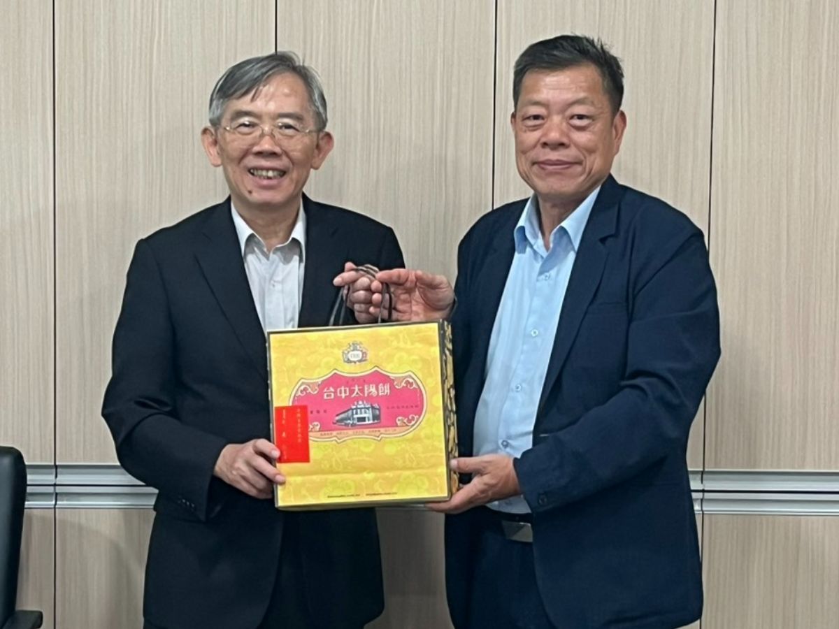 董事長致贈張院長紀念品