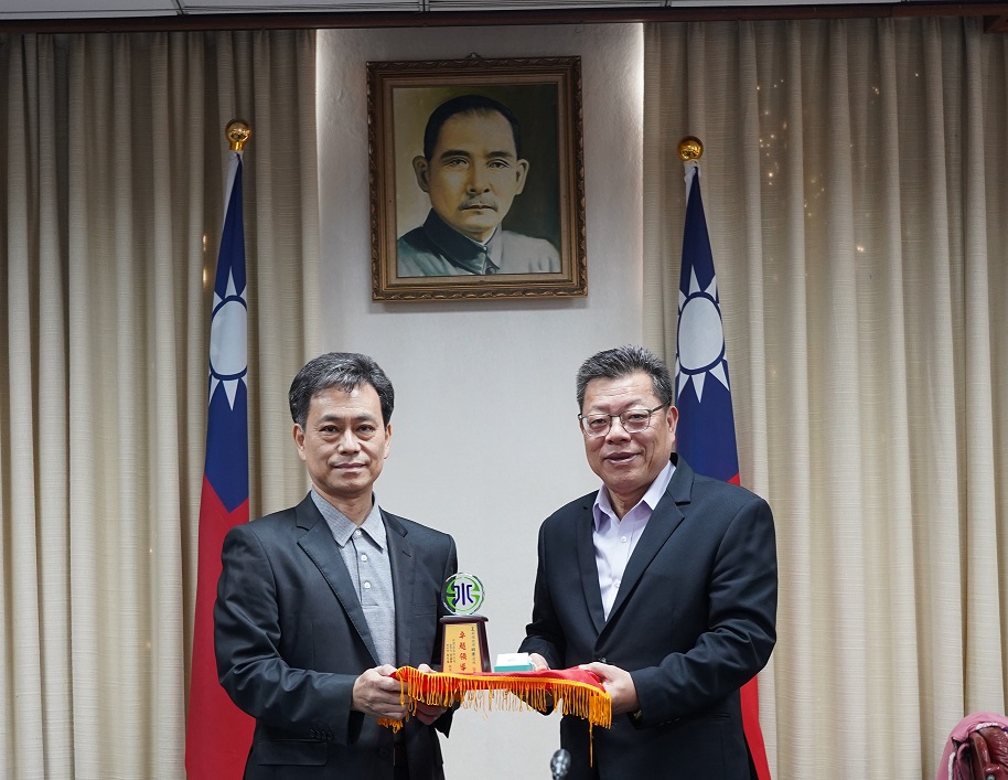 董事長頒發紀念獎牌予王明孝副總經理