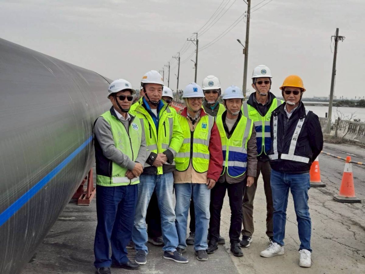 董事長視察「臺南海水淡化廠輸水管線統包工程(第一期)」施工現場並慰勉同仁辛勞