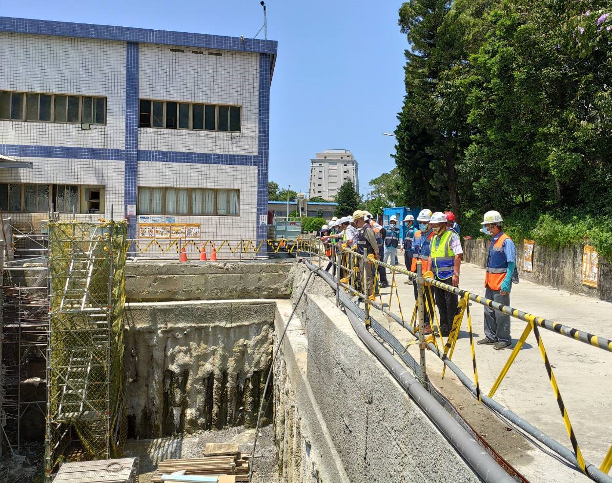 總經理視察東興廠一期OTV膠羽沉澱池改建工程