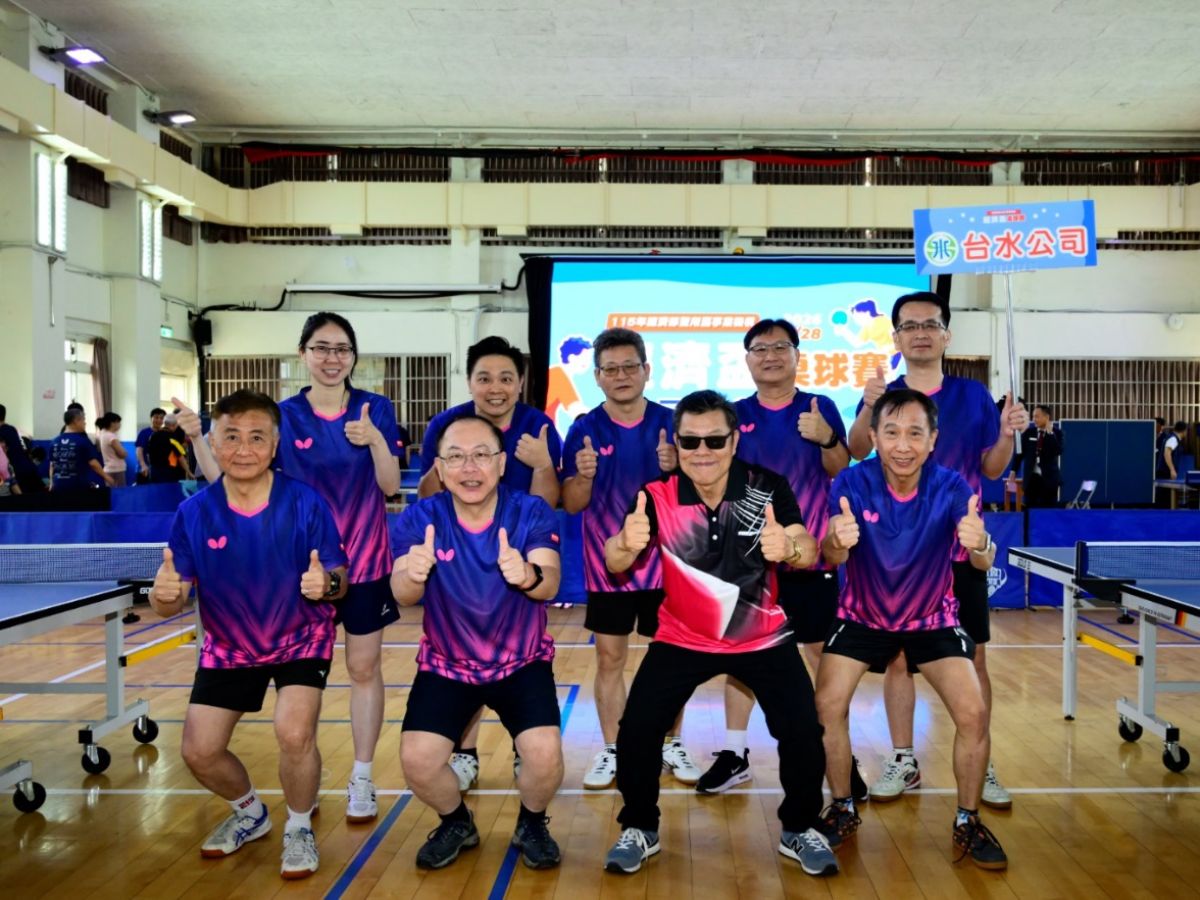 董事長、總經理與公司球員合影