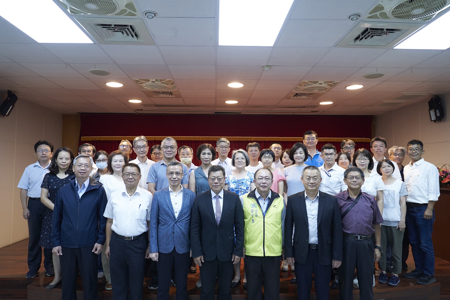 董事長與參加交接典禮貴賓及同仁合影