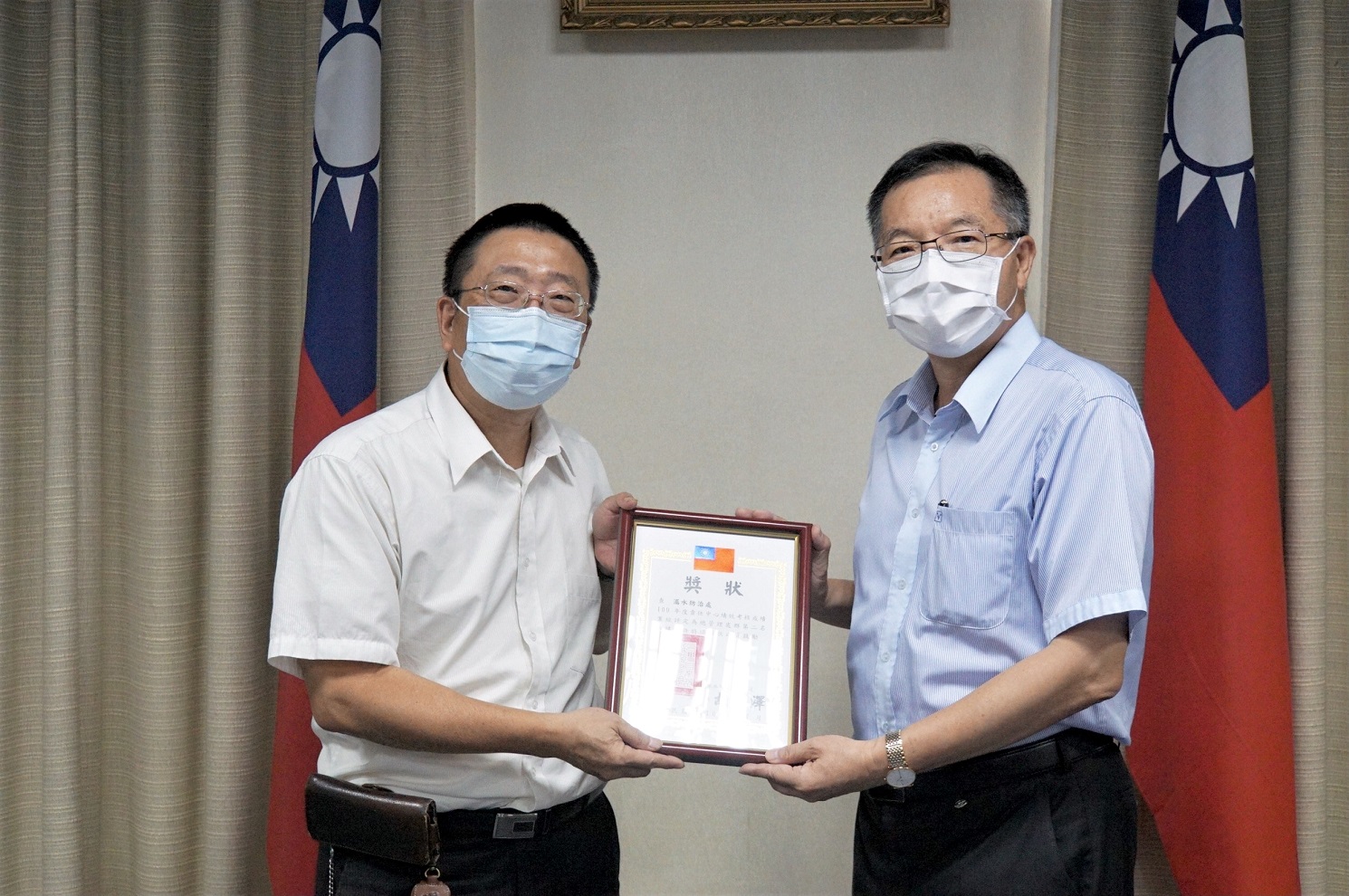董事長頒贈漏水防治處謝張浩處長(左)