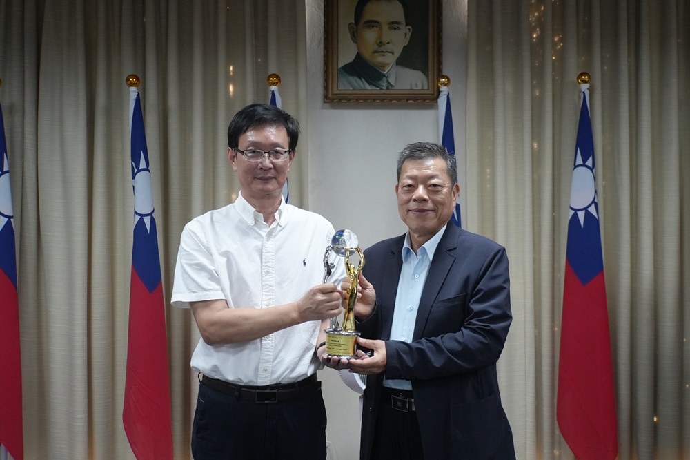 董事長接受八區處葉處長榮獲亞太資通訊科技聯盟大賽獎獻獎
