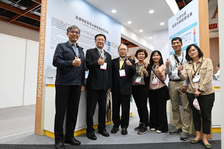 總經理與胡代理司長及展場同仁合影