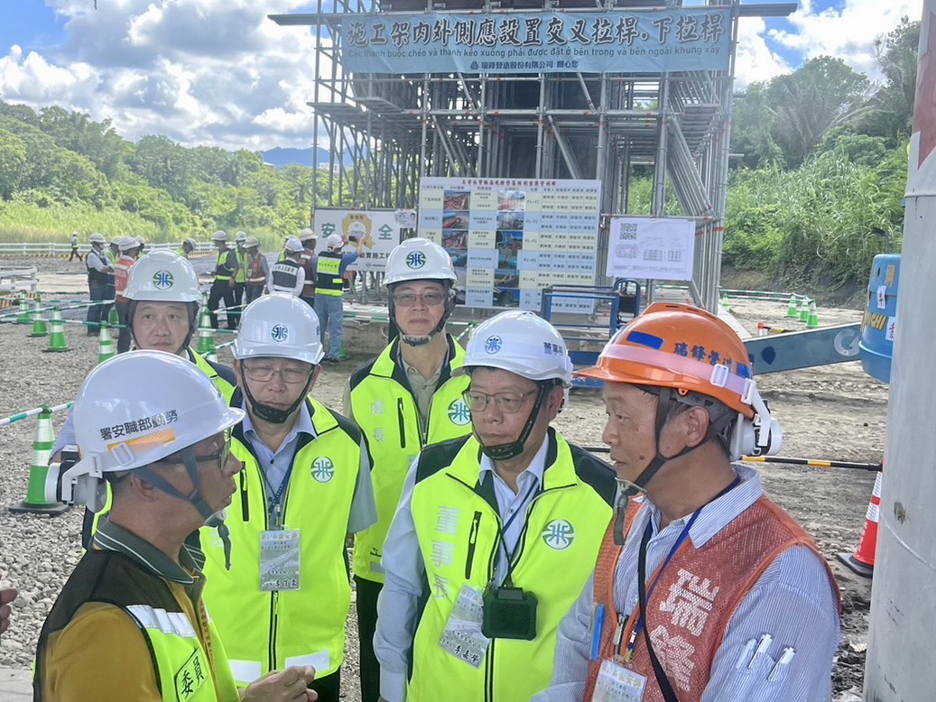 董事長、總經理、工環處蔡處長、南工處林處長及施工廠商共同聽取鄭慶武委員之提問