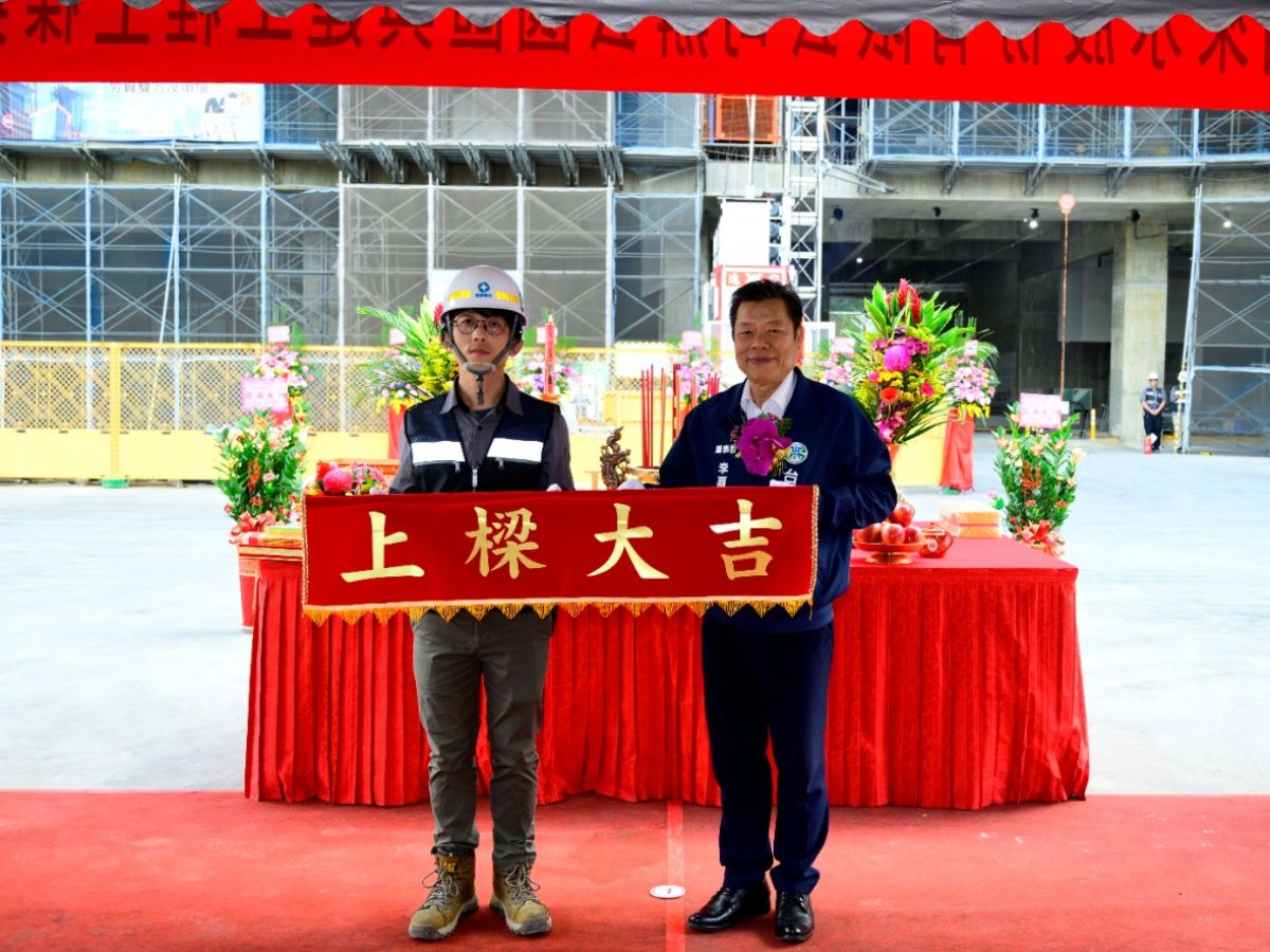 董事長交接上樑鋼筋予施工單位