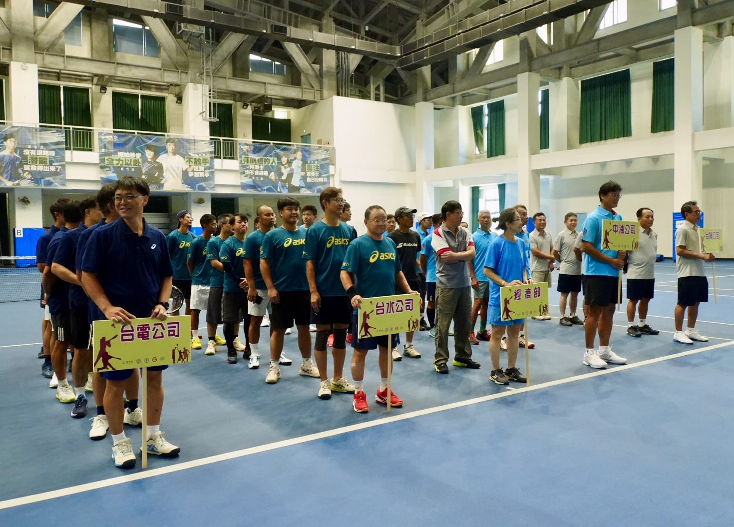 球員整隊參加開幕儀式