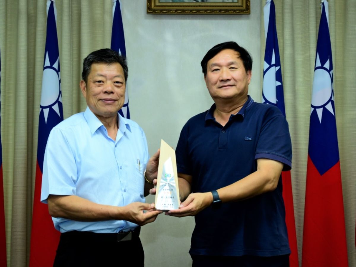 董事長頒發區管理處群第四名：第二區管理處