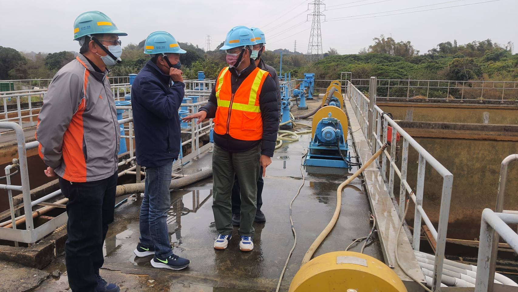 處長至山上場及潭頂場關心抗旱加速水池清洗速度