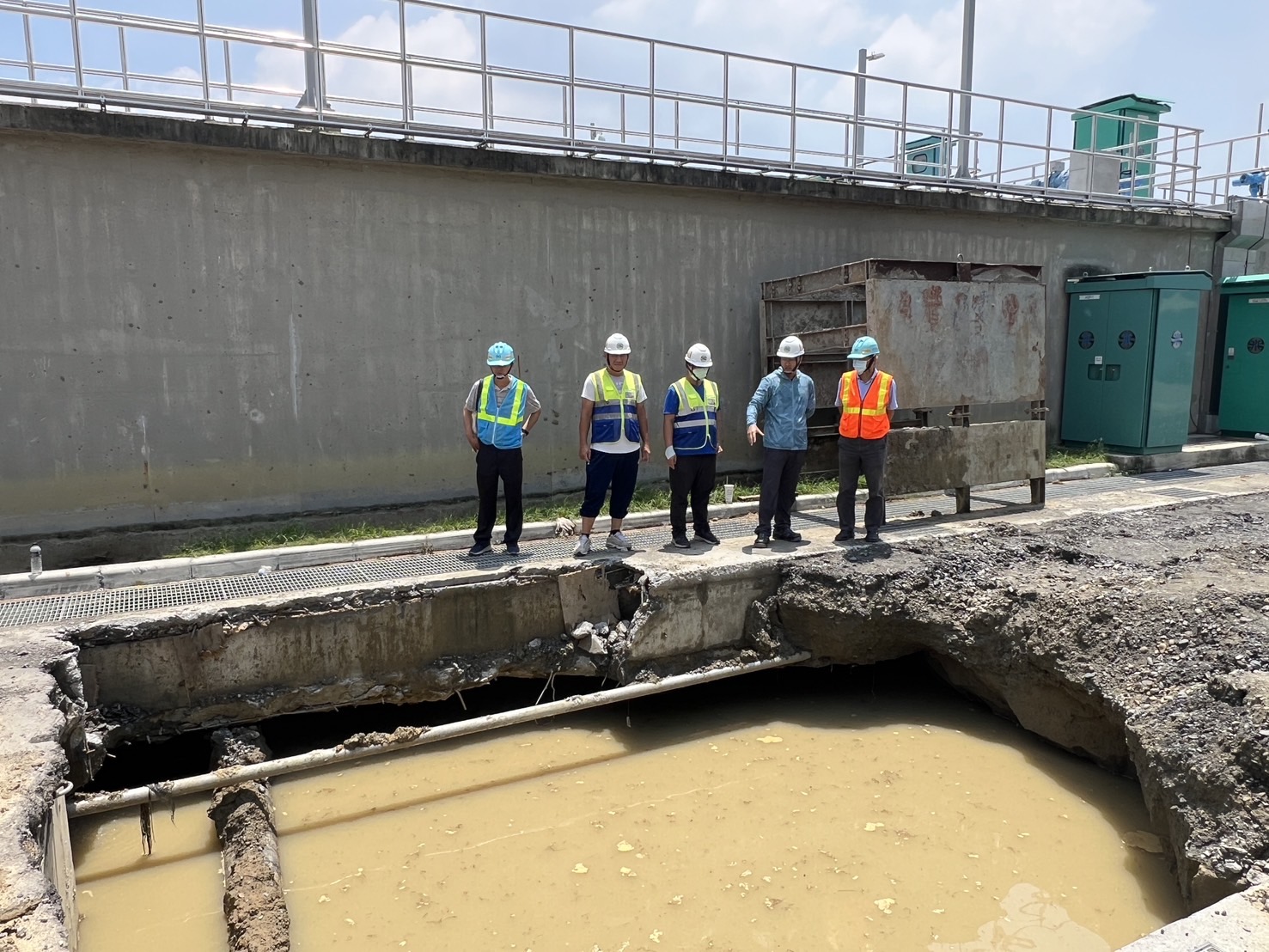 處長了解曾文淨水場擴建工程第二期工程場內500mm、1200mm及900mm管線連接工程(圖二)