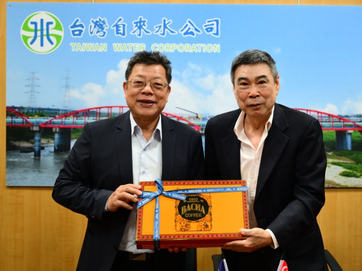 新加坡林前署長致贈董事長紀念品