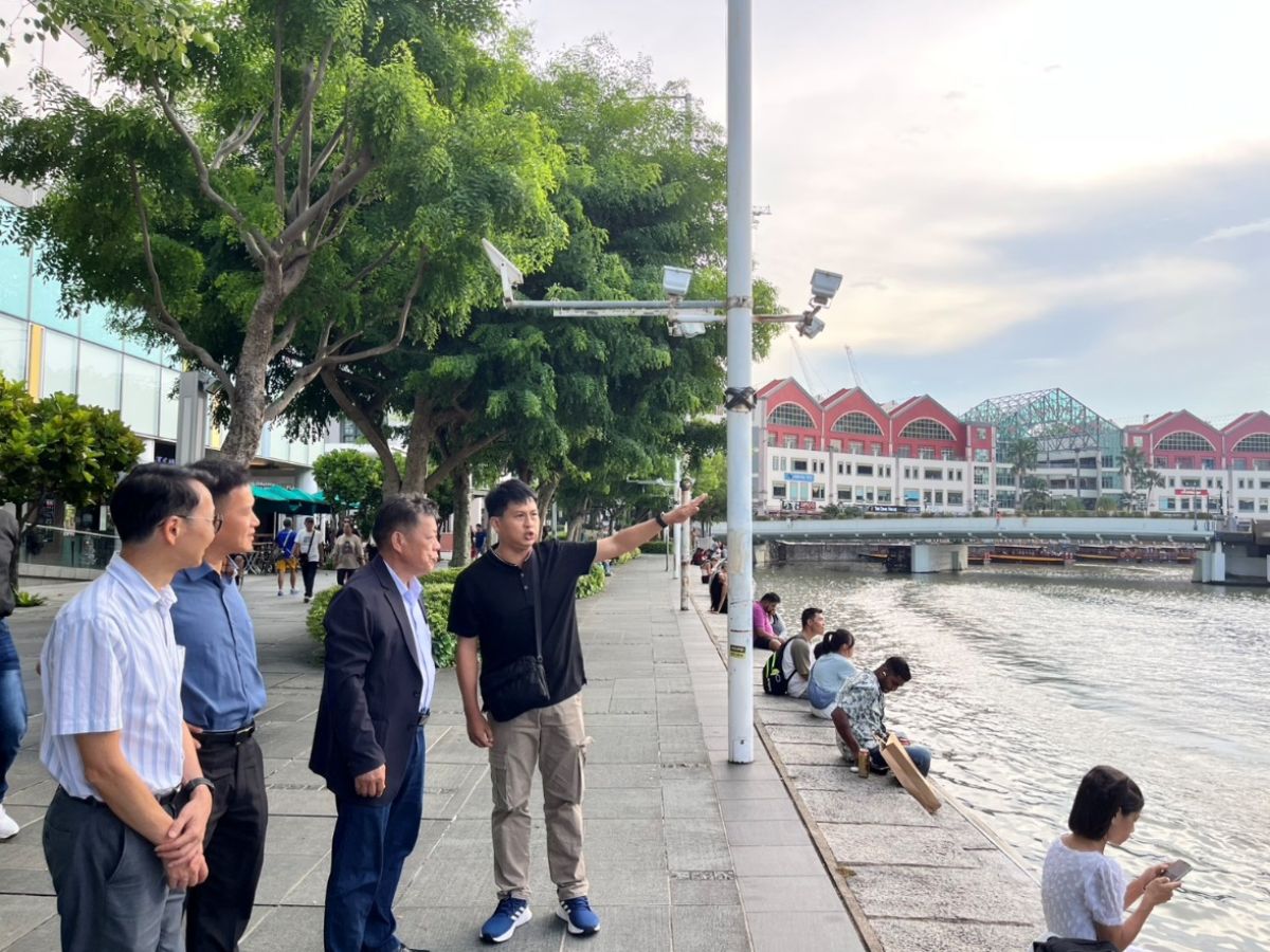 董事長於克拉碼頭了解新加坡河整治歷程及廢水回收處理再生運用成效