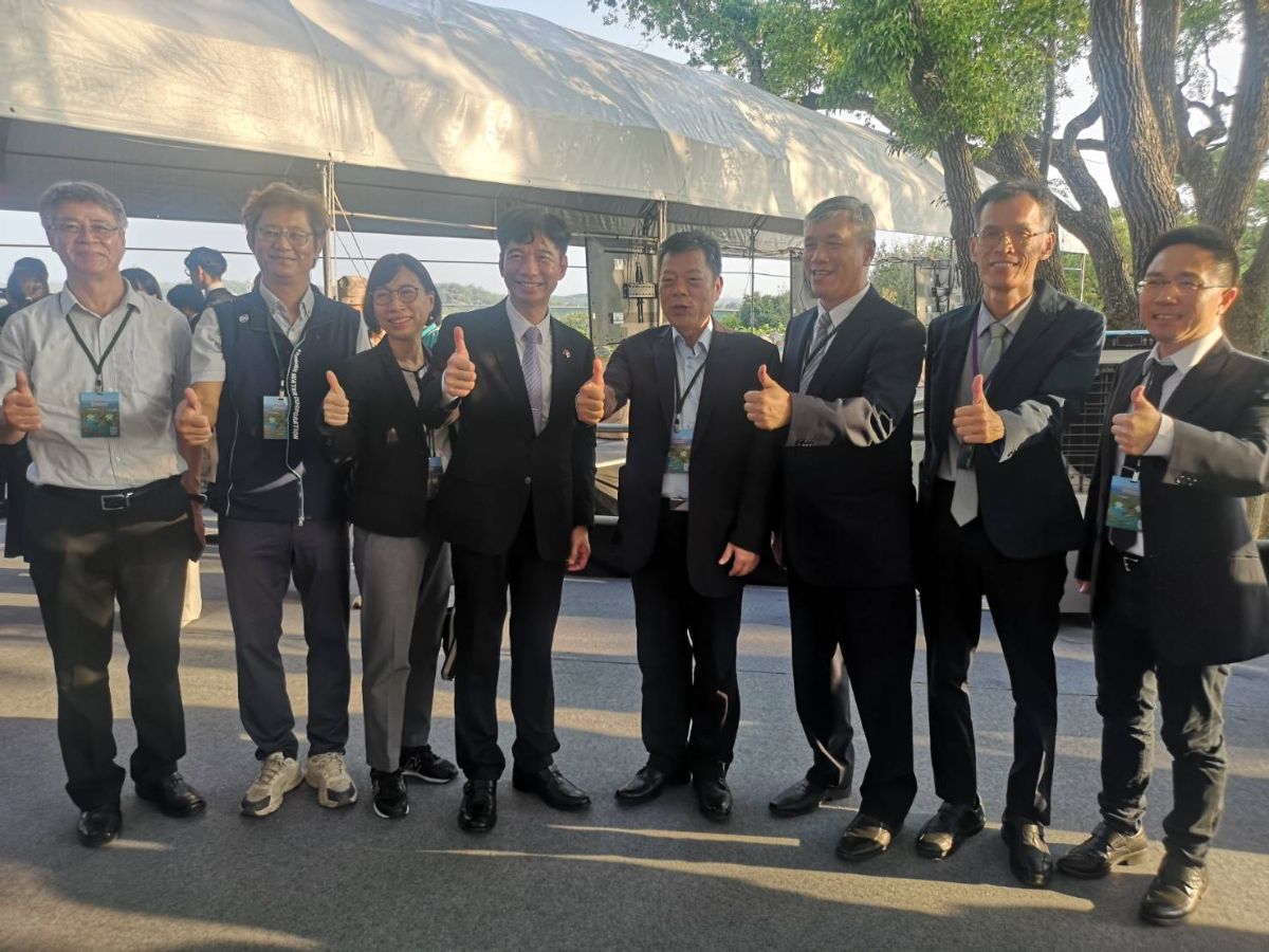 董事長與出席來賓合影