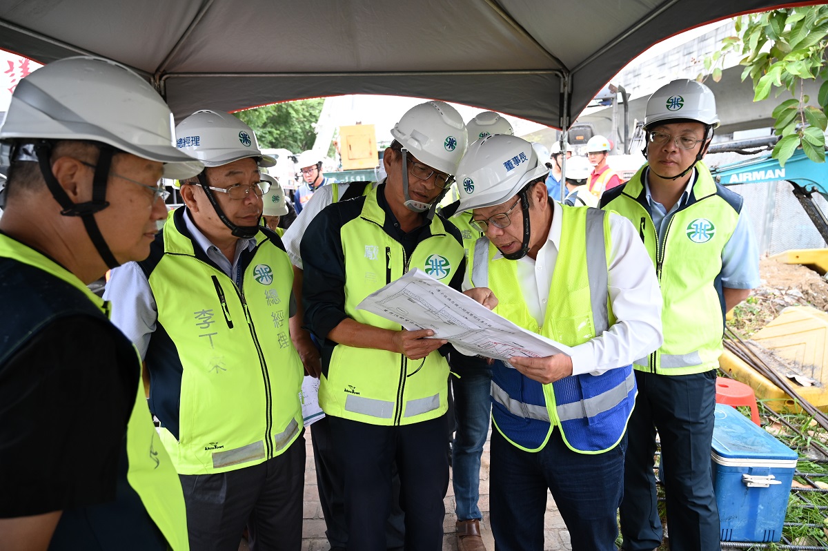 董事長及總經理聽取台中給水廠孫廠長工程施工簡報