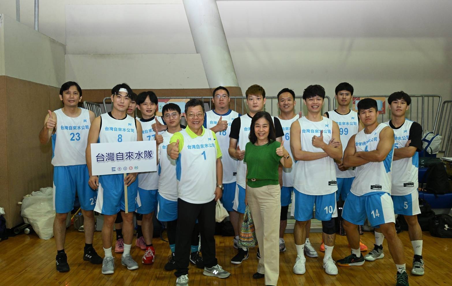 董事長與球員合影