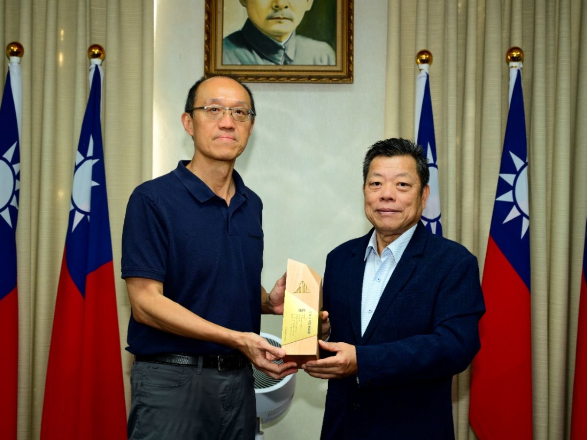 董事長接受南工處長榮獲金質獎佳作獻獎