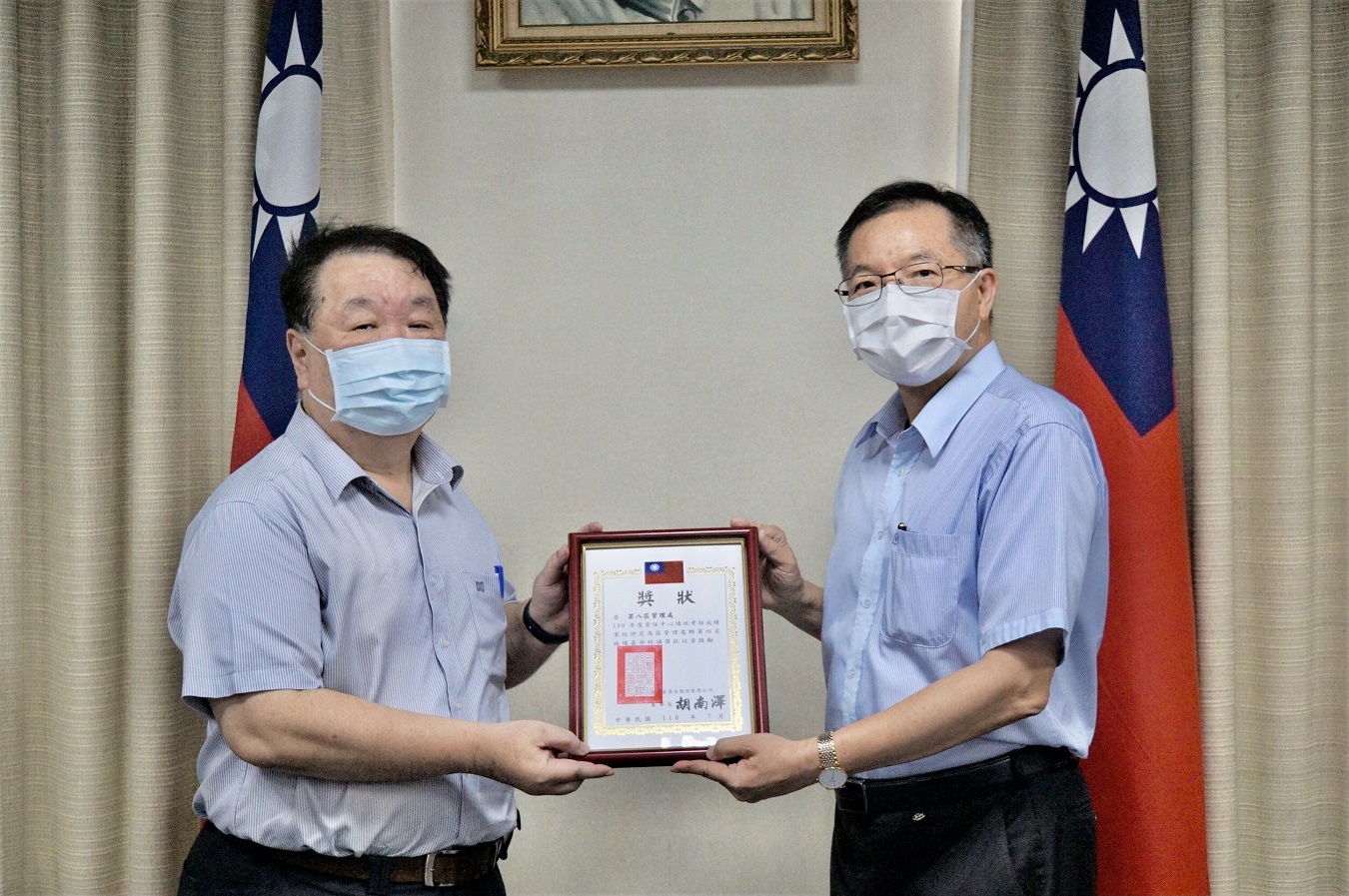 董事長頒贈第8區管理處王士雲處長(左)