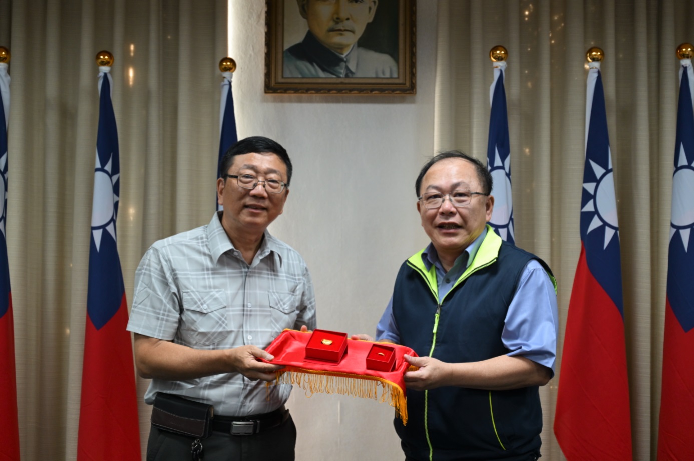 總經理頒發退休紀念品