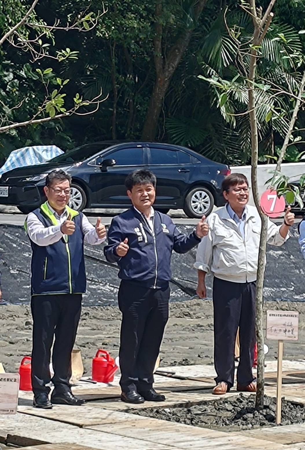 董事長於植樹後合影