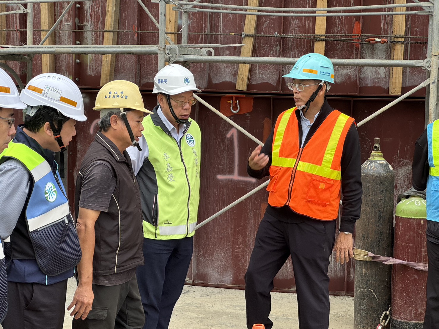 董事長聽取六區處張處長報告