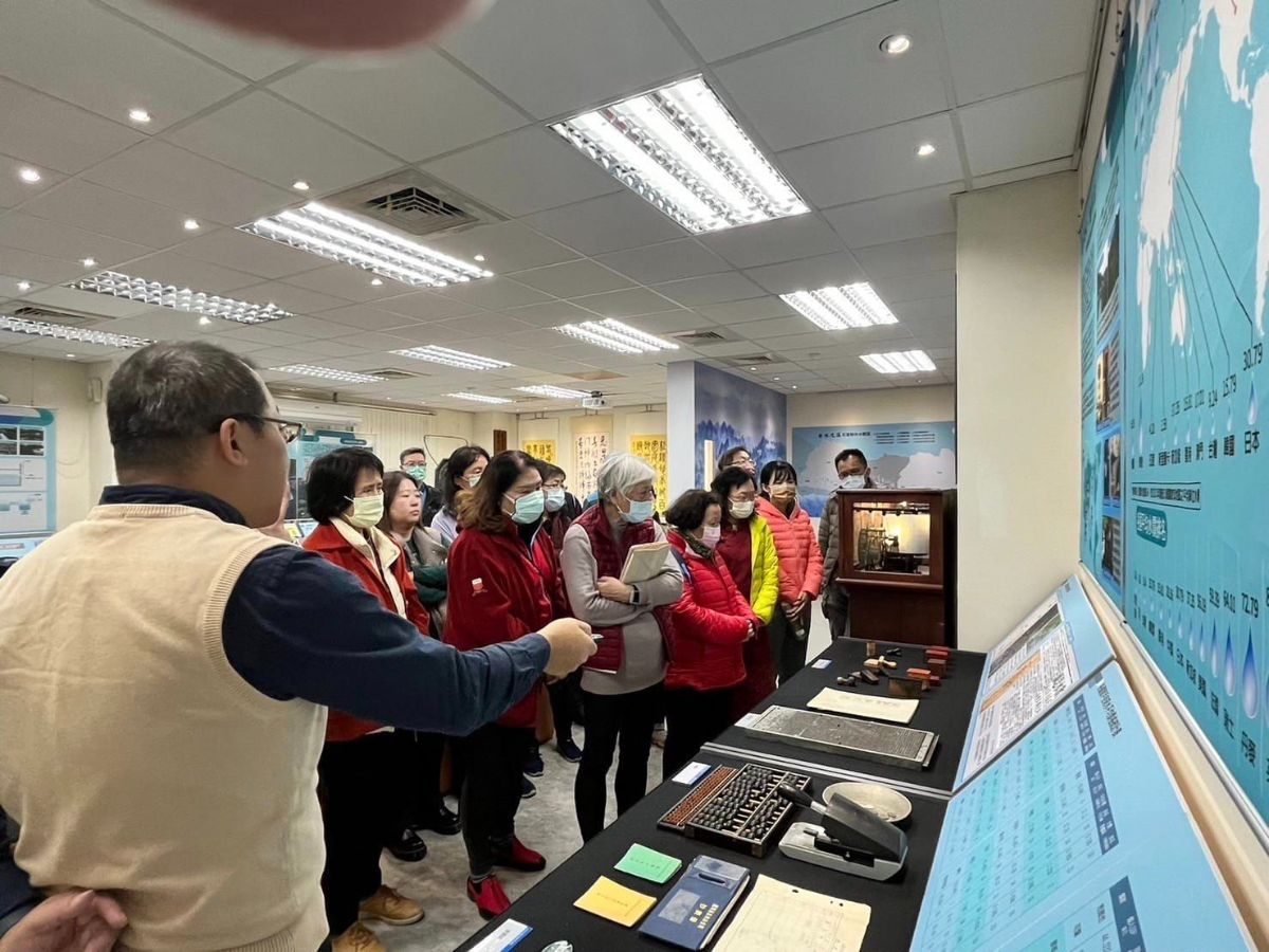 陳皇志老師對水道文化志工解說自來水歷史及文物