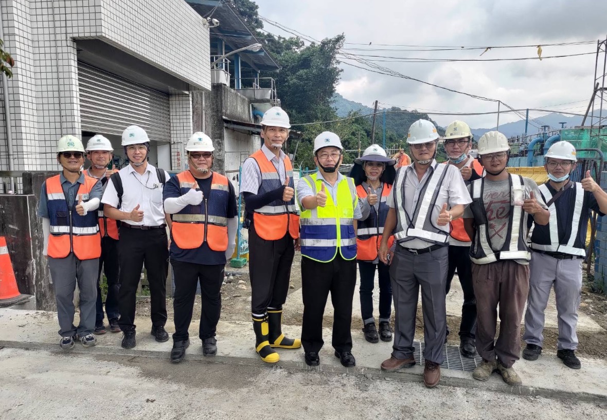 總經理與施工人員合影
